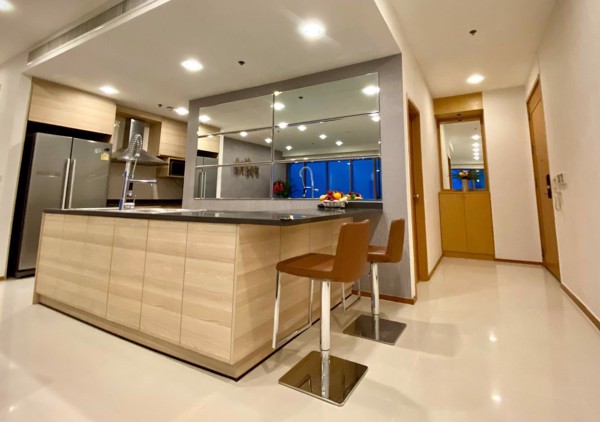 รูปภาพ 3 ห้องนอน คอนโด ในโครงการ The Emporio Place เขตคลองเตย แขวงคลองตัน C021095