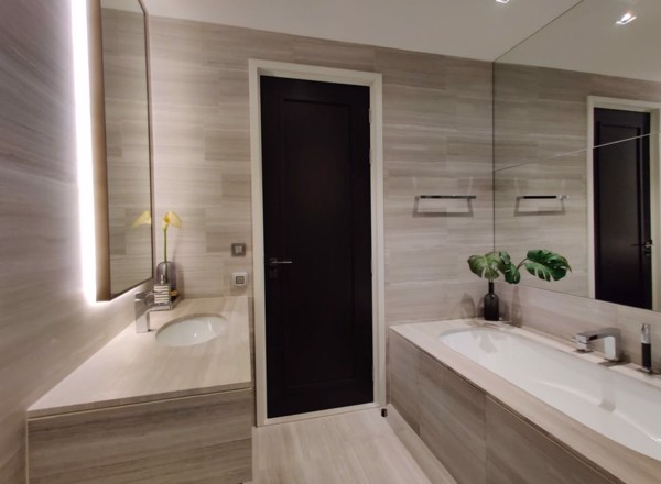 Picture of 1 bed Condo in The Diplomat 39 Khlong Tan Nuea Sub District C021210